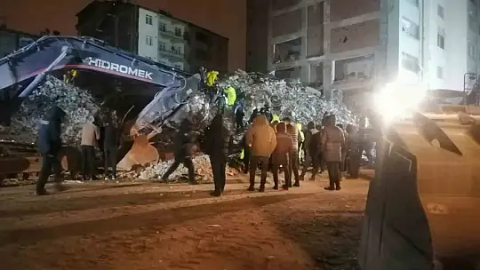 Elazığ'da çöken binada polis memurunun cansız bedenine ulaşıldı