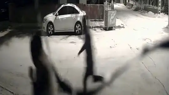Elazığ'da depoya taşlı saldırı kameraya yansıdı