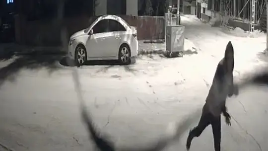 Elazığ'da depoya taşlı saldırı kameraya yansıdı
