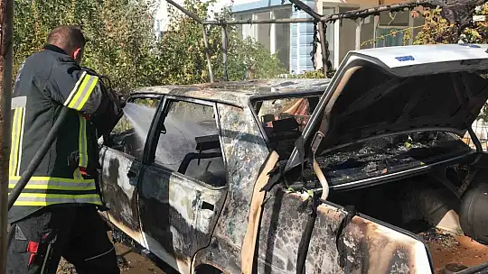 Elazığ'da depoyla birlikte otomobil de küle döndü