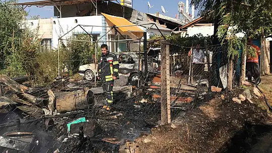 Elazığ'da depoyla birlikte otomobil de küle döndü