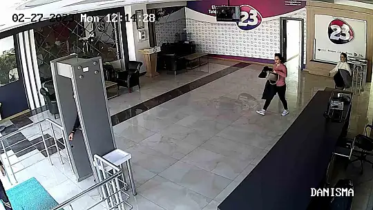 Elazığ'da deprem anı bir televizyonun güvenlik kamerasına yansıdı