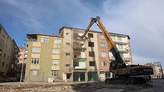 Elazığ'da depremde ağır hasar alan 3 katlı binaların yıkımı tamamlandı