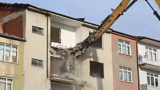 Elazığ'da depremde ağır hasar alan 3 katlı binaların yıkımı tamamlandı
