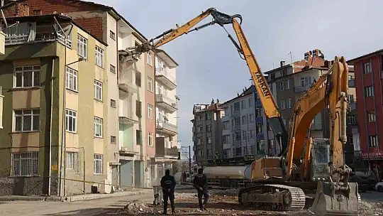Elazığ'da depremde ağır hasar alan 3 katlı binaların yıkımı tamamlandı