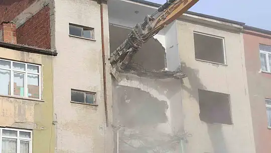 Elazığ'da depremde ağır hasar alan 3 katlı binaların yıkımı tamamlandı