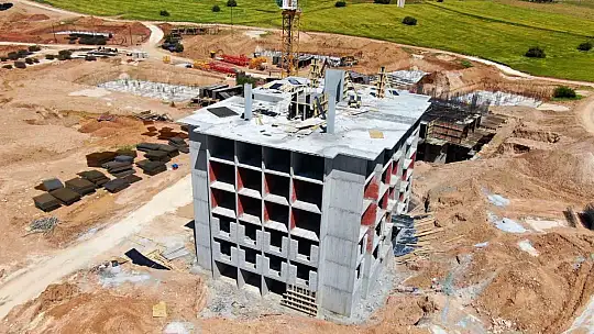 Elazığ'da depremzedeler için yapılan TOKİ konutunun ilk bloğu tamamlandı