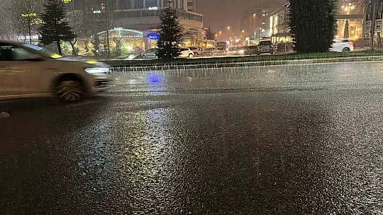 Elazığ'da dolu ve sağanak hayatı felç etti