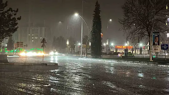Elazığ'da dolu ve sağanak hayatı felç etti