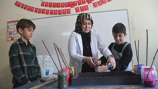 Elazığ'da ebru sanatı ile tanışan çocuklar büyük mutluluk yaşadı