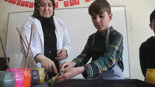 Elazığ'da ebru sanatı ile tanışan çocuklar büyük mutluluk yaşadı