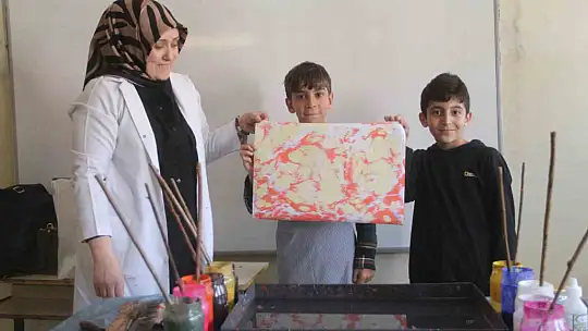 Elazığ'da ebru sanatı ile tanışan çocuklar büyük mutluluk yaşadı