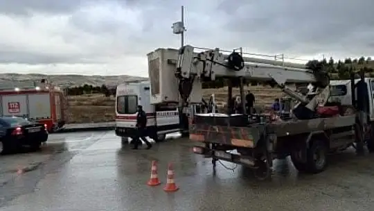 Elazığ'da elektrik arıza aracı ile otomobil çarpıştı: 4 yaralı