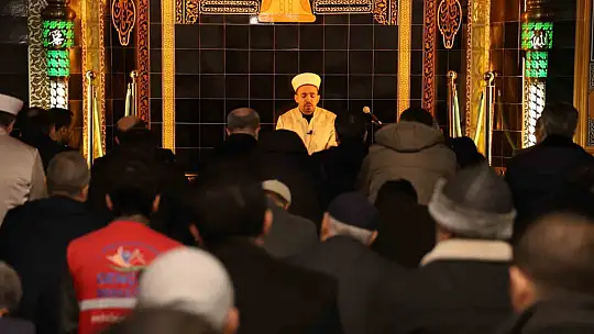 Elazığ'da eller semaya depremde hayatını kaybedenler için açıldı