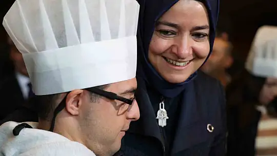 Elazığ'da engelli çocuklar pasta süsledi