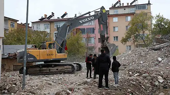 Elazığ'da evleri sağlam olan vatandaşlar diken üstünde