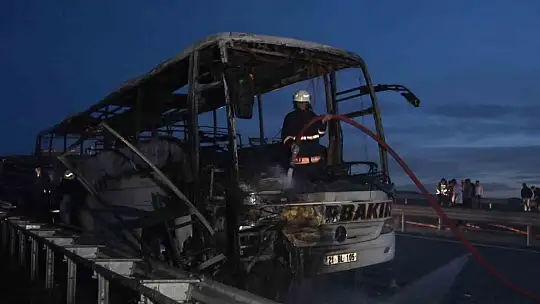 Elazığ'da faciadan dönüldü: Yolcu otobüsü alev topuna döndü