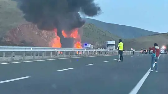 Elazığ'da faciadan dönüldü: Yolcu otobüsü alev topuna döndü