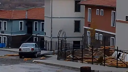 Elazığ'da fırtına çatıları uçurdu