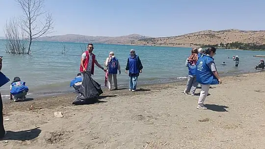 Elazığ'da gençler Hazar gölünde çevre temizliği yaptı