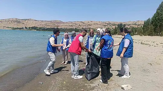 Elazığ'da gençler Hazar gölünde çevre temizliği yaptı