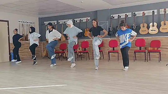 Elazığ'da gençlerden yaz okullarına yoğun ilgi