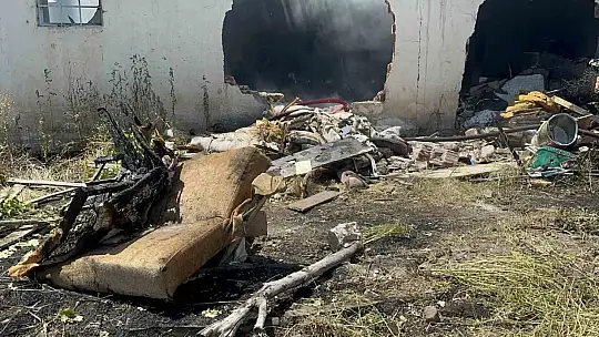 Elazığ'da geri dönüşüm deposunda yangın: Ev, depo ve bir araç kül oldu