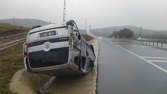 Elazığ'da hafif ticari araç takla attı: 3 yaralı