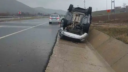 Elazığ'da hafif ticari araç takla attı: 3 yaralı