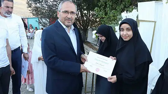 Elazığ'da hafızlığı tamamlayan öğrencelere icazet ve taç takma töreni düzenlendi