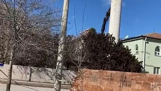 Elazığ'da hasar alan minarelerin yıkımı sürüyor