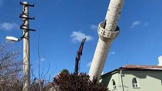 Elazığ'da hasar alan minarelerin yıkımı sürüyor