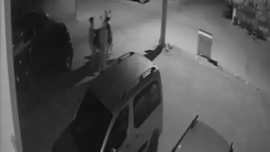 Elazığ'da hırsızlar park halindeki motosikleti kucaklayıp çaldı