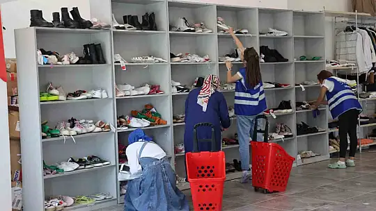 Elazığ'da ihtiyaç sahibi ailelere 60 bin parça giysi dağıtıldı