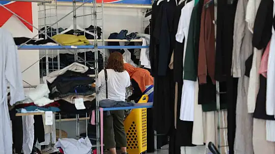 Elazığ'da ihtiyaç sahibi ailelere 60 bin parça giysi dağıtıldı