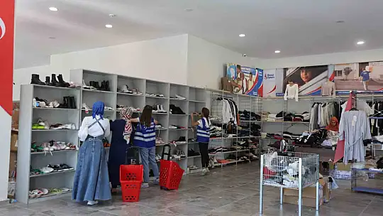 Elazığ'da ihtiyaç sahibi ailelere 60 bin parça giysi dağıtıldı