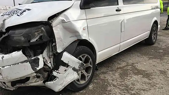 Elazığ'da iki araç çarpıştı: 5 yaralı