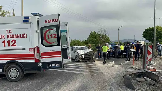 Elazığ'da iki otomobil çarpıştı: 7 yaralı