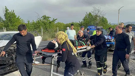 Elazığ'da iki otomobil çarpıştı: 7 yaralı