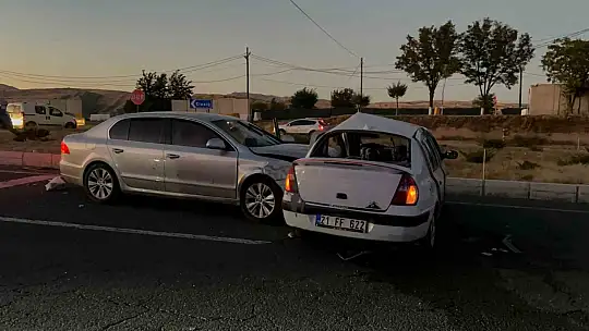 Elazığ'da iki otomobil çarpıştı: 8 yaralı
