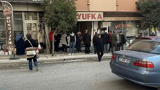 Elazığ'da inanılmaz kaza: 3 araç çarpıştı, bir araç yufka dükkanına girdi, yaralanan olmadı
