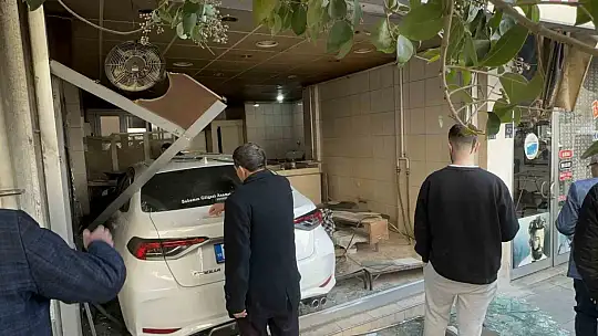 Elazığ'da inanılmaz kaza: 3 araç çarpıştı, bir araç yufka dükkanına girdi, yaralanan olmadı