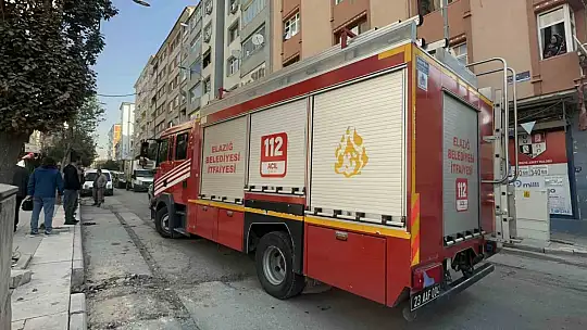 Elazığ'da inanılmaz kaza: 3 araç çarpıştı, bir araç yufka dükkanına girdi, yaralanan olmadı