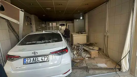 Elazığ'da inanılmaz kaza: 3 araç çarpıştı, bir araç yufka dükkanına girdi, yaralanan olmadı