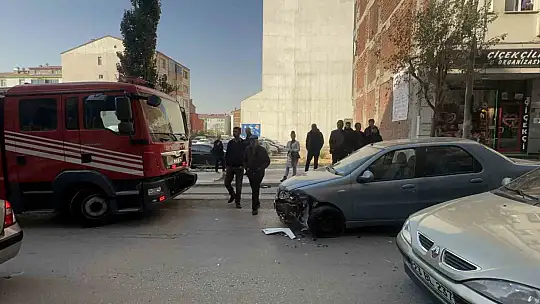 Elazığ'da inanılmaz kaza: 3 araç çarpıştı, bir araç yufka dükkanına girdi, yaralanan olmadı