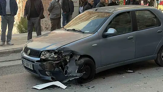 Elazığ'da inanılmaz kaza: 3 araç çarpıştı, bir araç yufka dükkanına girdi, yaralanan olmadı