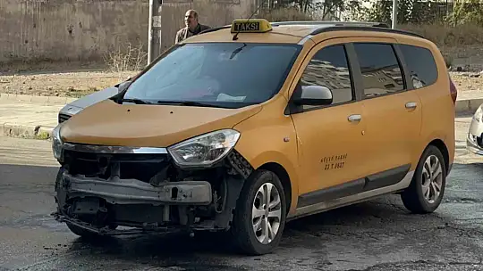 Elazığ'da inanılmaz kaza: 3 araç çarpıştı, bir araç yufka dükkanına girdi, yaralanan olmadı