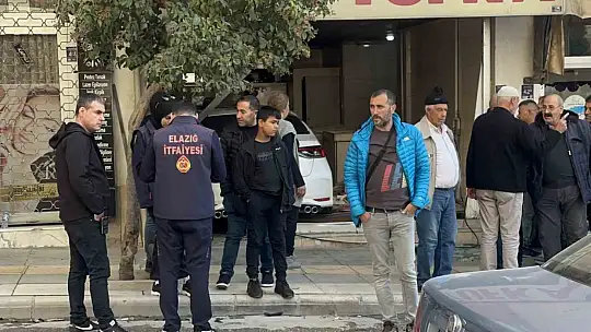 Elazığ'da inanılmaz kaza: 3 araç çarpıştı, bir araç yufka dükkanına girdi, yaralanan olmadı