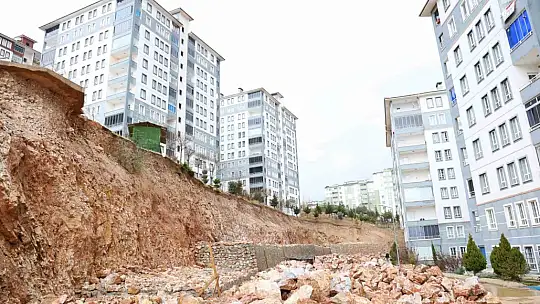 Elazığ'da istinat duvarı kısmen çöktü: Binalar uçurumun eşiğinde