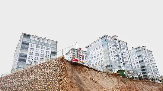Elazığ'da istinat duvarı kısmen çöktü: Binalar uçurumun eşiğinde
